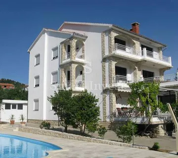 RAB, apartmanska kuća sa bazenom i pogledom na more