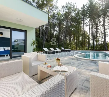 ROVINJ, MODERNA PRIZEMNICA S BAZENOM BLIZU MORA! - cover