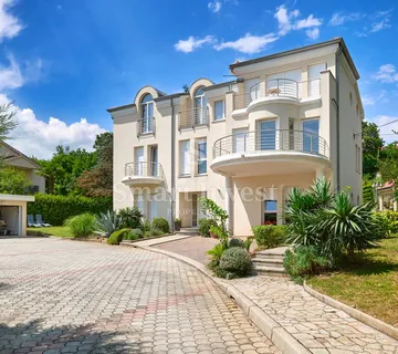 OPATIJA, vila s pogledom na more i velikom okućnicom