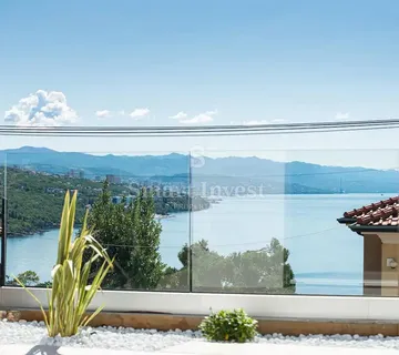 VOLOSKO, novouređeni stan sa vrtom, bazenom i parkingom - Opatija