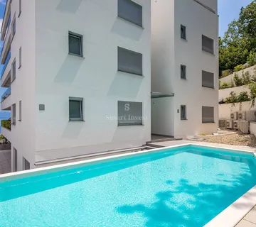 OPATIJA, stan 2S+DB s pogledom na more u novogradnji s bazenom (P2)