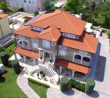 FUNTANA, prekrasna vila s bazenom i 10 apartmana u blizini mora! - cover