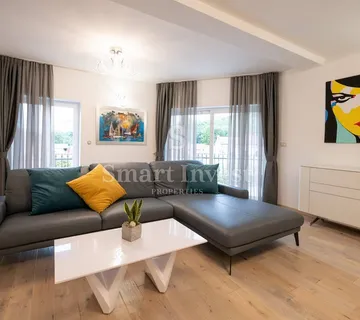 MATULJI, prekrasna samostojeća kuća od 420 m2 s bazenom i garažom