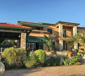 KOSTRENA, šarmantna primorska kuća s bazenom u blizini mora - cover