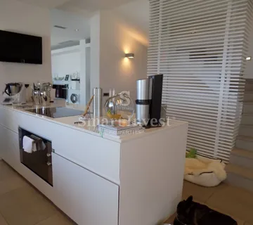 LOVRAN, kuća od 350 m2, sa okućnicom, saunom i bazenom - cover