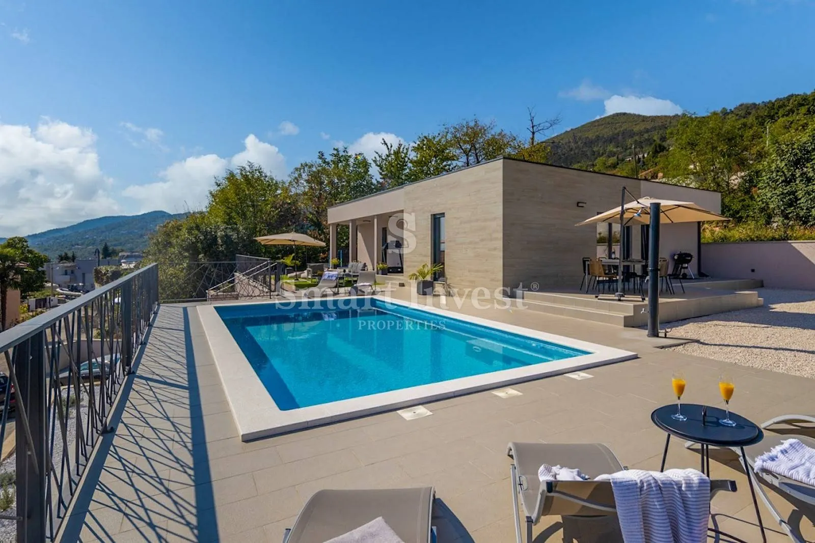 IČIĆI, predivna moderna kuća s bazenom i pogledom na more - cover