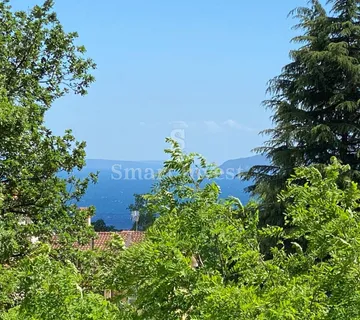 LOVRAN, zemljište od 984 m2 s građevinskom dozvolom, pogled na more  - cover