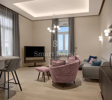 OPATIJA - CENTAR, luksuzan stan 2S+DB prvi red do mora - cover