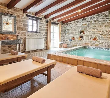 ISTRA - GRAČIŠĆE, rustikalna vila s unutarnjim i vanjskim bazenom - cover