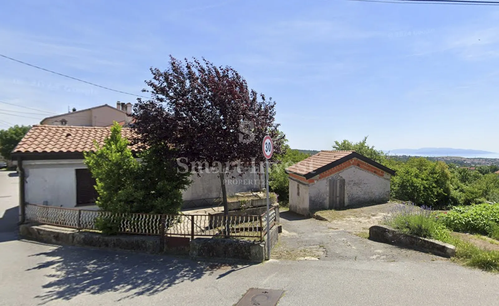 VIŠKOVO, starina s okućnicom i pogledom na more - cover