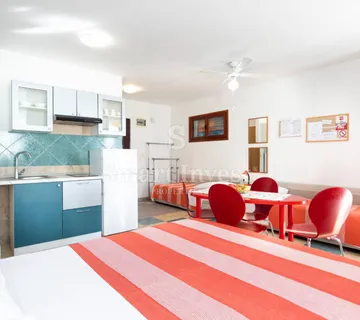 MOŠĆENIČKA DRAGA, apartmanska kuća 600m od plaže - cover