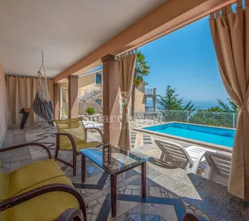 LOVRAN okolica, samostojeća kuća s 3 apartmana, bazenom i pogledom na more - cover