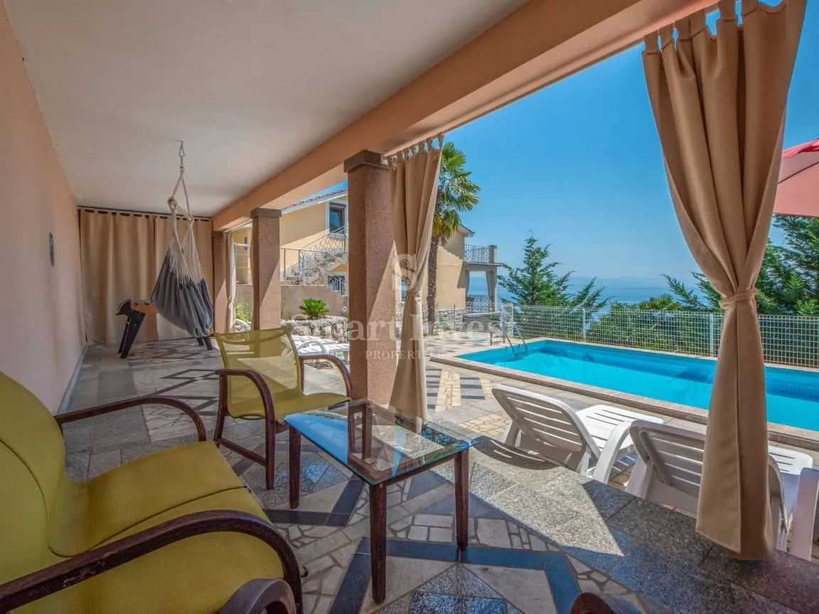 LOVRAN okolica, samostojeća kuća s 3 apartmana, bazenom i pogledom na more - cover