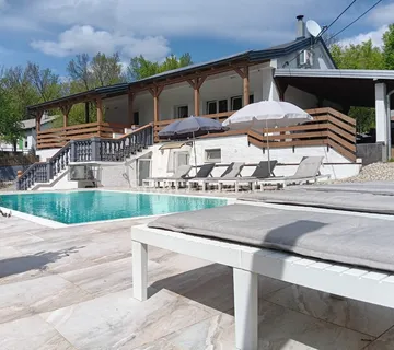 CRIKVENICA, samostojeća vila s dva apartmana, pomoćnom kućom i infinity bazenom - cover