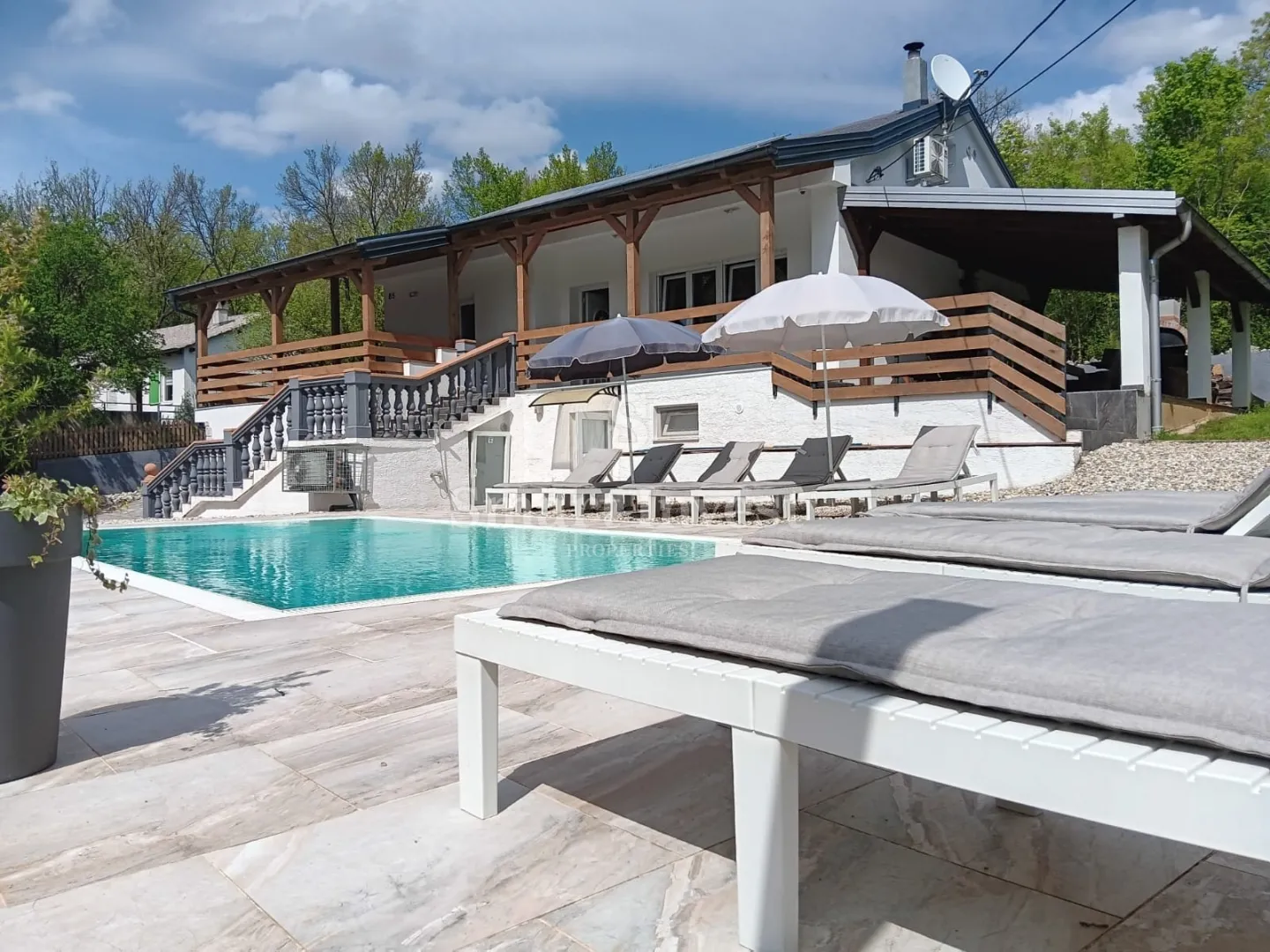 CRIKVENICA, samostojeća vila s dva apartmana, pomoćnom kućom i infinity bazenom - cover