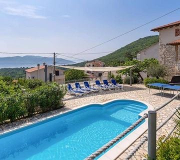 BRSEČ, šarmantna rustikalna villa s bazenom i pogledom na more - cover
