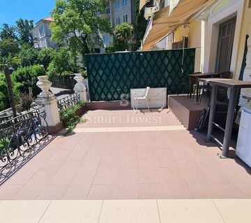 OPATIJA, garsonijera sa pogledom na more i terasom, svega 50 m do mora! - cover