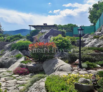 MATULJI - JUŠIĆI, kuća u nizu s 3 stana, konobom i garažom - cover