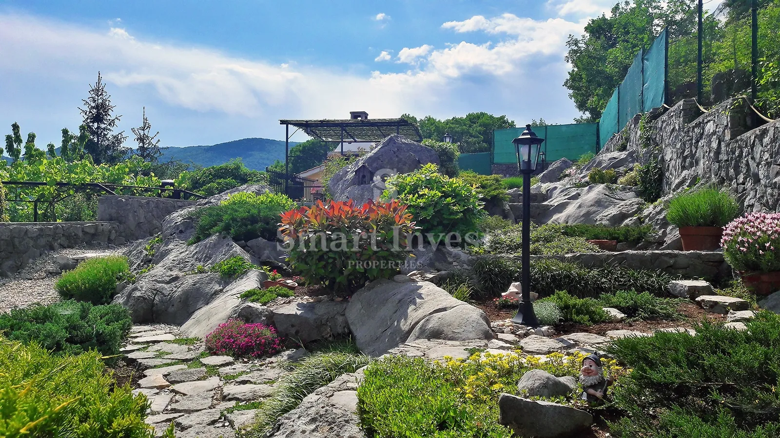 MATULJI - JUŠIĆI, kuća u nizu s 3 stana, konobom i garažom - cover