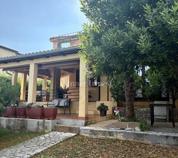 VIŠKOVO, odlična samostojeća kuća s okućnicom i garažom - cover