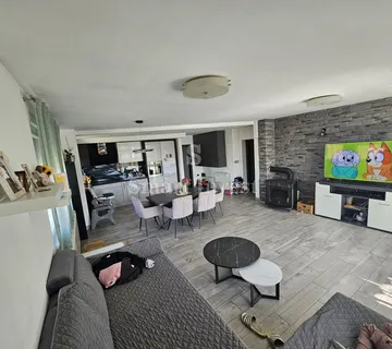 KASTAV, prostran stan 3S+DB, 2 parkirna mjesta + vrt  - cover