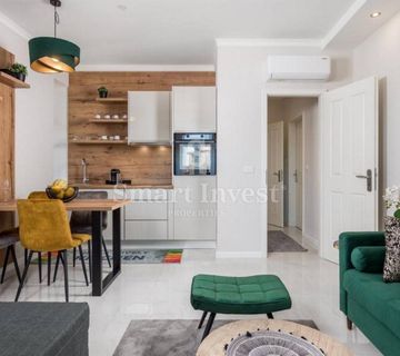 LOVRAN, novouređen apartman u Austro-ugarskoj vili, 100 m od mora - cover