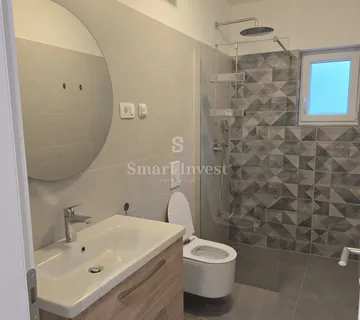 MATULJI, kompletno opremljen stan 3S+DB u novogradnji, za dugoročni najam - cover