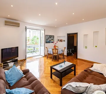 OPATIJA - STROGI CENTAR, stan od 60 m2 s balkonom i pogledom na more - cover