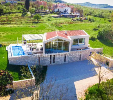 ISTRA, MODERNA VILA S BAZENOM I POGLEDOM NA MOTOVUN, prodaja - cover