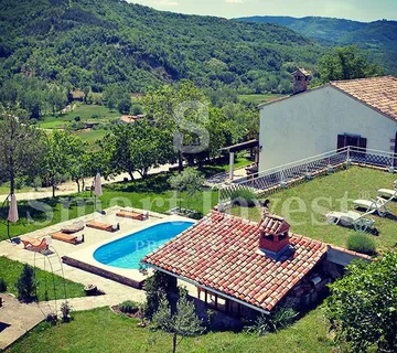 MOTOVUN, ekološko imanje s izvorom vode, bazenom, maslinikom i voćnjakom