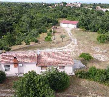 ISTRA, VELIKO IMANJE 26.300 m2 S KUĆOM, 14 KM OD MORA! - Marčana