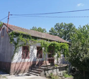 MATULJI - OKOLICA, samostojeća kuća s okućnicom okružena zelenilom - Jušići, Matulji