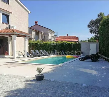 POREČ, postrana kuća sa 3 apartmana i bazenom, 4 km od mora