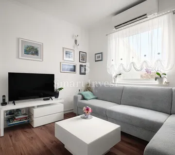 MATULJI - JUŠIĆI, kuća u nizu s 3 stana, konobom i garažom - cover