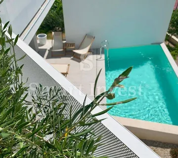 KRK, moderna villa s dva stana i 2 bazena 500 m od mora - cover