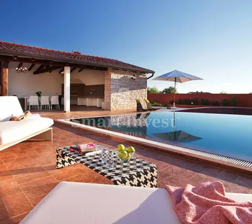 VODNJAN, VILA S GRIJANIM BAZENOM I VELIKOM OKUĆNICOM - cover