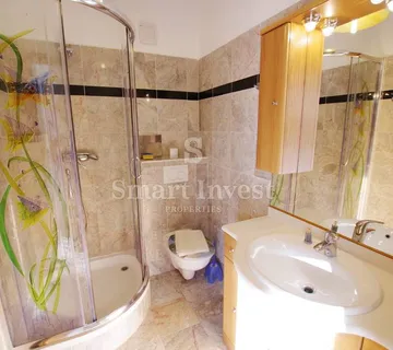 ISTRA, KUĆA 450 M2 - 8 APARTMANA, BAZEN I POGLED NA MORE! - cover