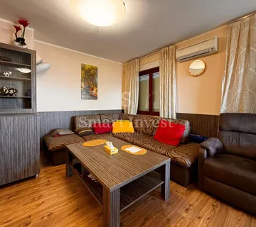 BREGI, stan 3S+DB s balkonom i pogledom na more, u zgradi s bazenom - cover