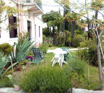 OPATIJA, stan od 48 m2 u vili, parking, okućnica, 40 m od mora!