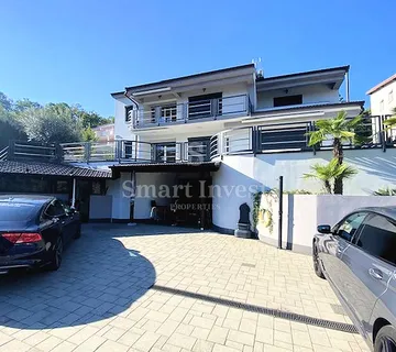 LOVRAN, apartmanska kuća od 400 m2 s pogledom na more, na prodaju