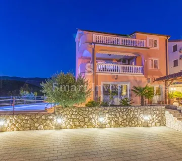 CRIKVENICA, kuća od 440 m2 s 3 stana i bazenom