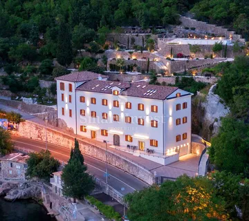 OPATIJA, vrhunski stan 3S+DB, s vrtom, luksuzan resort 1. red do mora! (AP11)