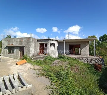 REŠETARI, kuća - započeta gradnja od 351 m2 stambene površine sa 4817 m2 okućnice - Kastav