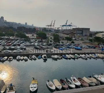 RIJEKA - CENTAR, prostran stan od 164 m2 s pogledom na more