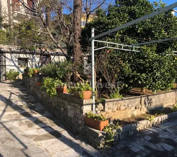 OPATIJA, dvojna kuća od 105 m2 s okućnicom i pogledom na more!