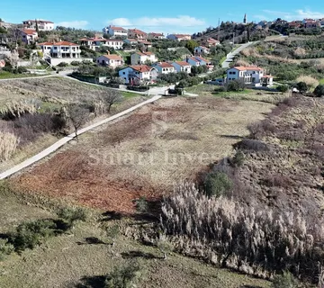 BUJE, građevinsko zemljište od 1036 m2 za kuću, pogled more - cover