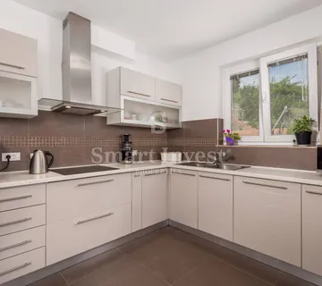 VEPRINAC, prodaje izuzetna kuća sa bazenom i teniskim terenom - cover