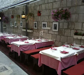 CRES, kuća s apartmanima i restoranom - cover