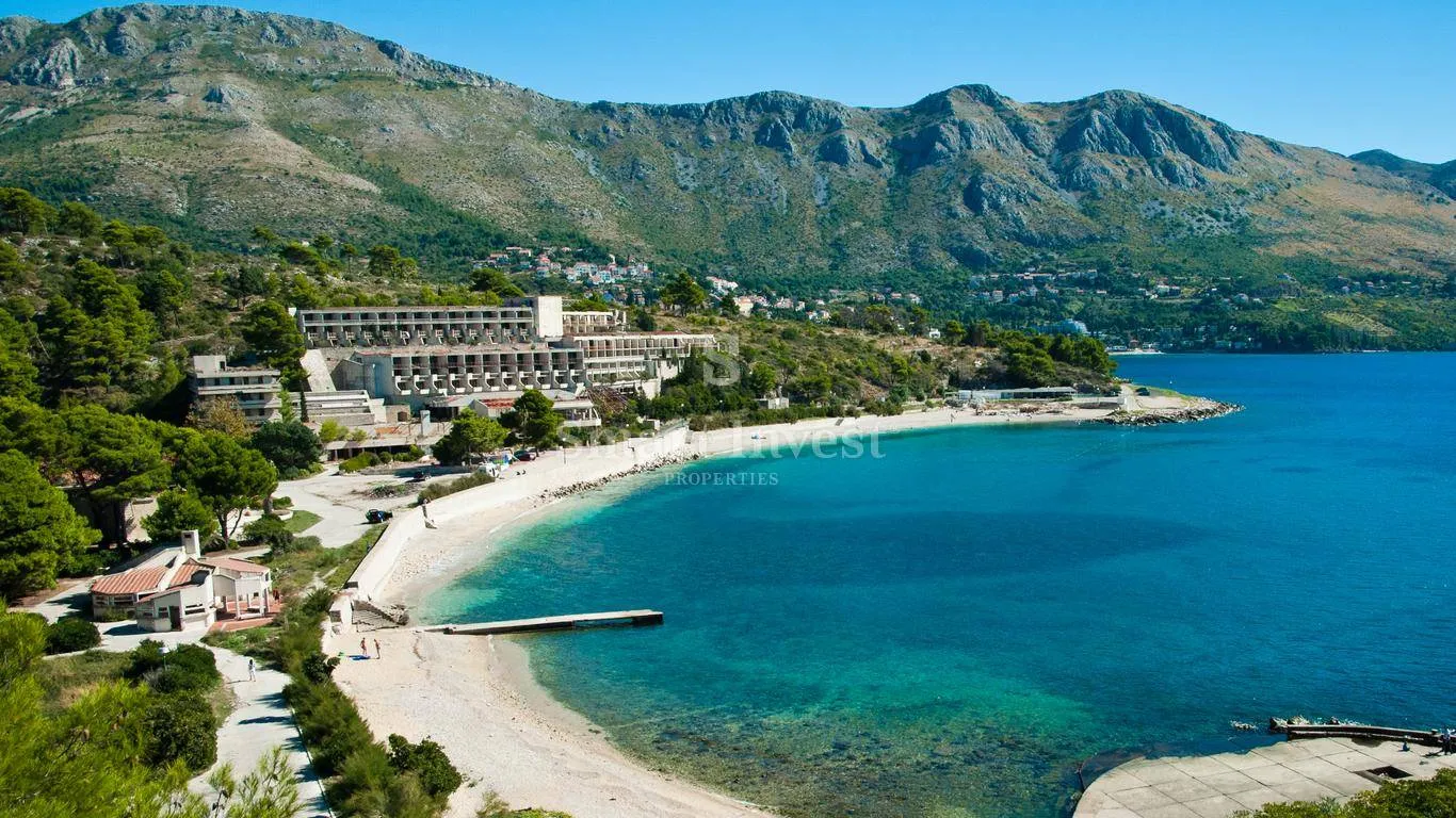 DUBROVNIK,  građevinsko zemljište od 11634 m2 - T1 zona - cover