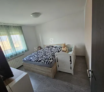 KASTAV, prostran stan 3S+DB, 2 parkirna mjesta + vrt  - cover